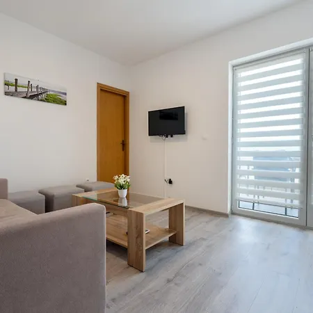 S Bazenom Iva Apartman *